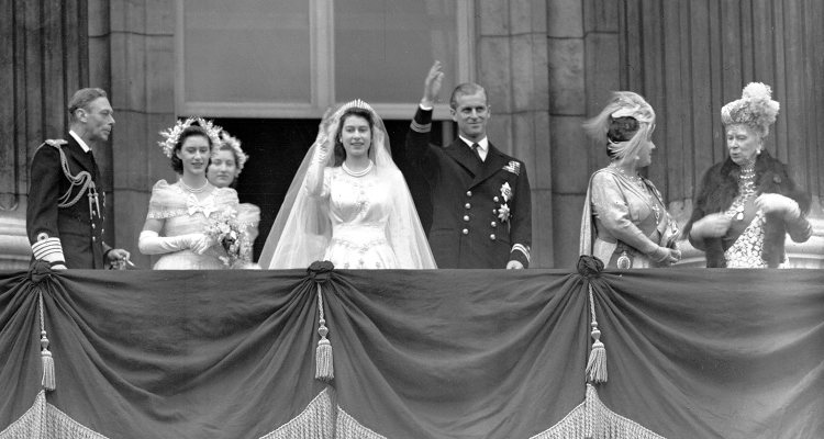 Isabel de Inglaterra y Felipe de Edimburgo saludan desde Buckingham Palace tras su boda