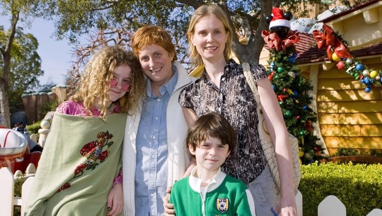 Cynthia Nixon, su esposa Christine Marinoni y dos de sus hijos