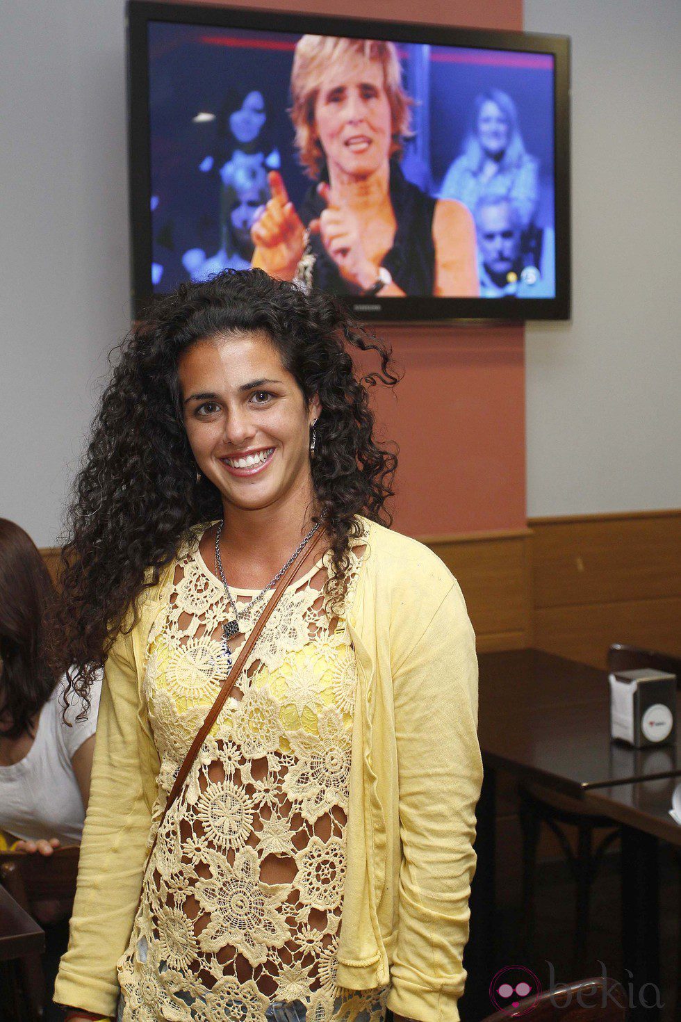 Noemí Merino viendo la final de 'Gran Hermano 12+1' en un bar de Madrid