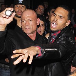 Chris Brown enfadado con unos paparazzi