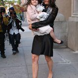 Suri Cruise muy enfadada con los fotógrafos