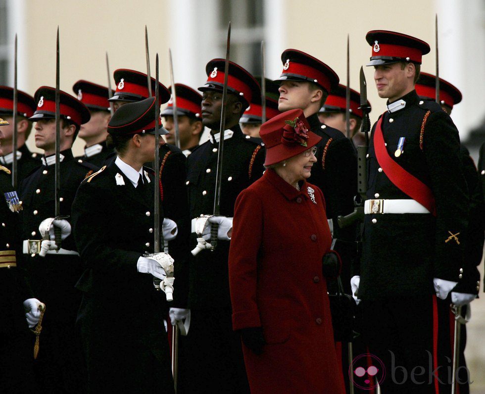 La Reina Isabel en la graduación del Príncipe Guillermo en Sandhurst