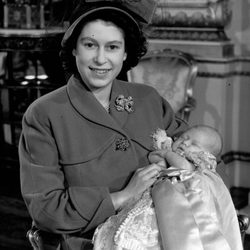 Isabel II con el Príncipe Carlos de Inglaterra en 1948