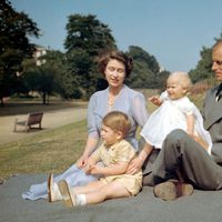 La Reina Isabel y el Duque de Edimburgo con los PrÃ­ncipes Carlos y Ana en 1951