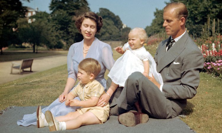 La Reina Isabel y el Duque de Edimburgo con los Príncipes Carlos y Ana en 1951