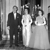 La Reina Isabel y el PrÃ­ncipe Felipe junto a John y Jackie Kennedy en 1961