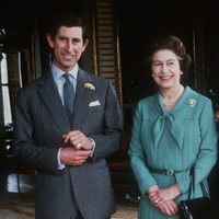 La Reina Isabel con el PrÃ­ncipe Carlos de Inglaterra y Lady Di en 1981