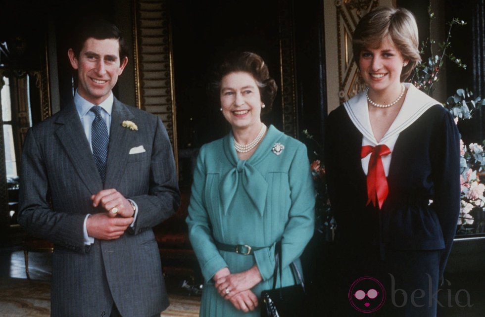 La Reina Isabel con el Príncipe Carlos de Inglaterra y Lady Di en 1981