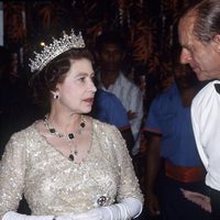 La Reina de Inglaterra y el Duque de Edimburgo en una visita oficial a Nueva Guinea en 1982