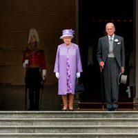 La Reina Isabel y el Duque de Edimburgo en una garden party