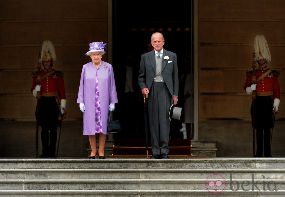 La Reina Isabel y el Duque de Edimburgo en una garden party