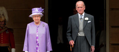 La Reina Isabel y el Duque de Edimburgo en una garden party