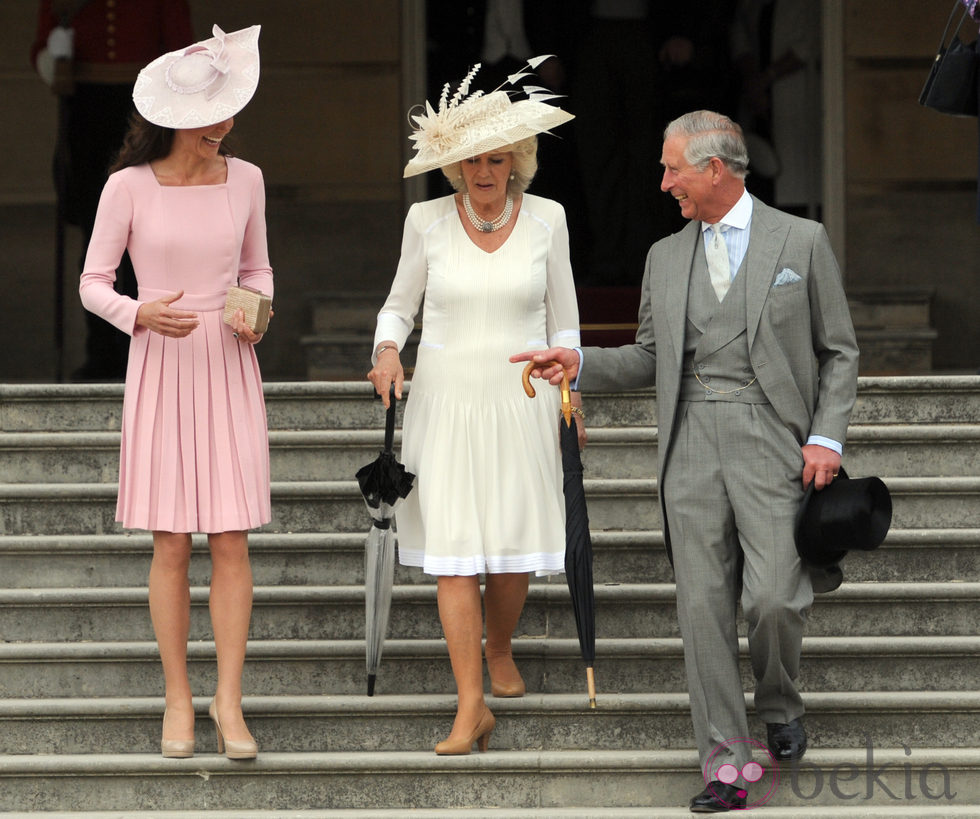 La Duquesa de Cambridge, la Duquesa de Cornualles y el Príncipe de Gales en la garden party