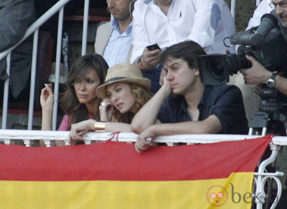 Arancha del Sol, Marta Hazas y Javier Veiga en una corrida de toros de San Isidro 2012