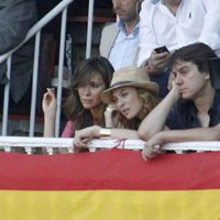 Arancha del Sol, Marta Hazas y Javier Veiga en una corrida de toros de San Isidro 2012