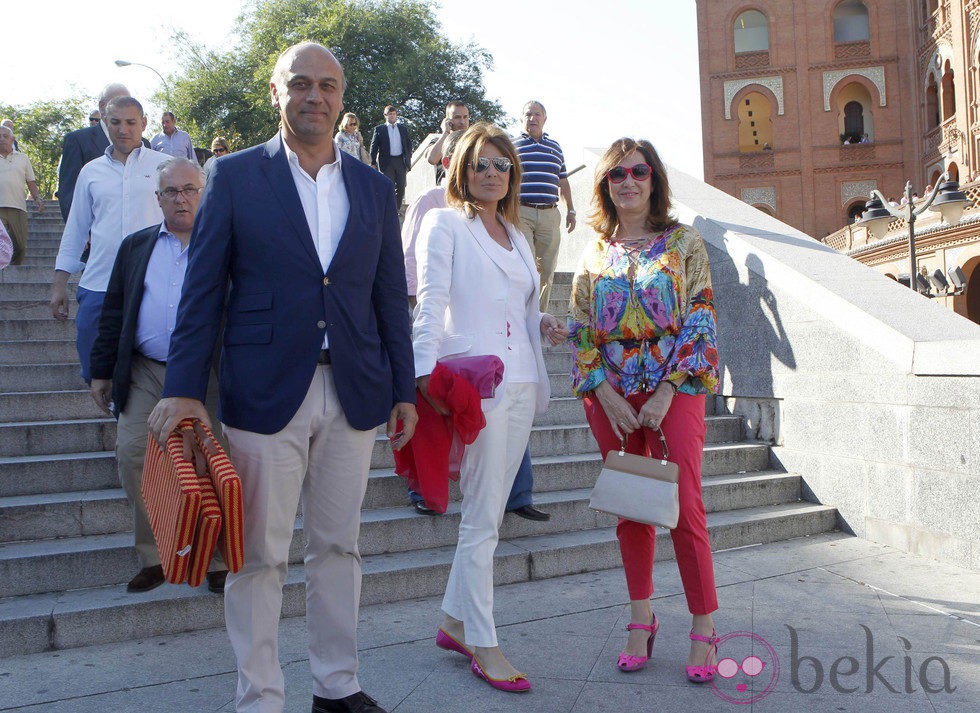 Juan Muñoz, Nuria González y Ana Rosa Quintana en una corrida de toros de San Isidro 2012