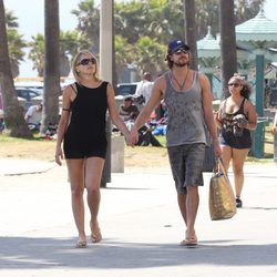 Sharon Stone y Martín Mica cogidos de la mano en Venice