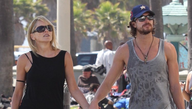 Sharon Stone y Martín Mica cogidos de la mano en Venice