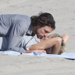 Sharon Stone y Martín Mica besándose en la playa