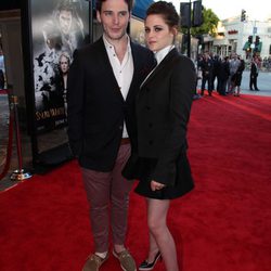 Kristen Stewart y Sam Claflin en la presentación de 'Blancanieves y la leyenda del cazador' en Los Angeles