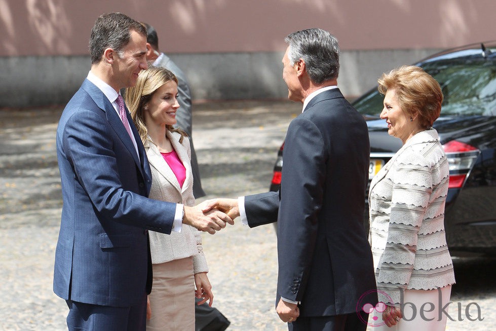 Los Príncipes saludan al Presidente de Portugal y su esposa a su llegada a Lisboa