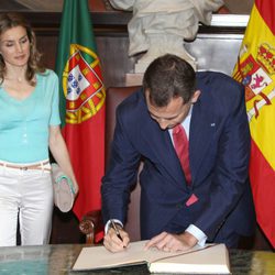 Los Príncipes de Asturias firman durante su visita al Parlamento de Portugal