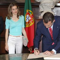 Los Príncipes de Asturias firman durante su visita al Parlamento de Portugal