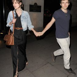 Keira Knightley y James Righton cogidos de la mano en Londres