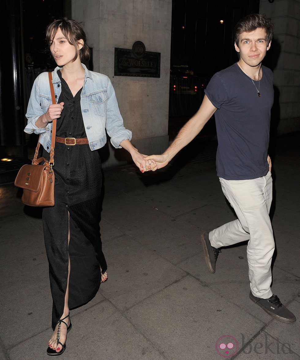 Keira Knightley y James Righton cogidos de la mano en Londres