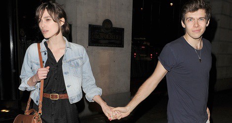 Keira Knightley y James Righton cogidos de la mano en Londres