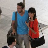 Raquel del Rosario y Pedro Castro en el aeropuerto de Madrid-Barajas