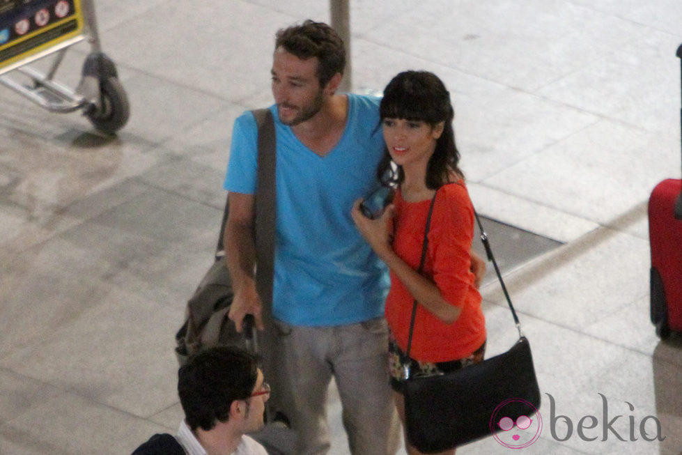 Raquel del Rosario y Pedro Castro en el aeropuerto de Madrid-Barajas