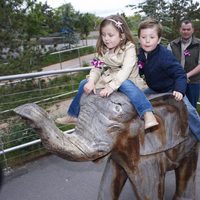 Isabel y Christian de Dinamarca en el zoo de Copenhague