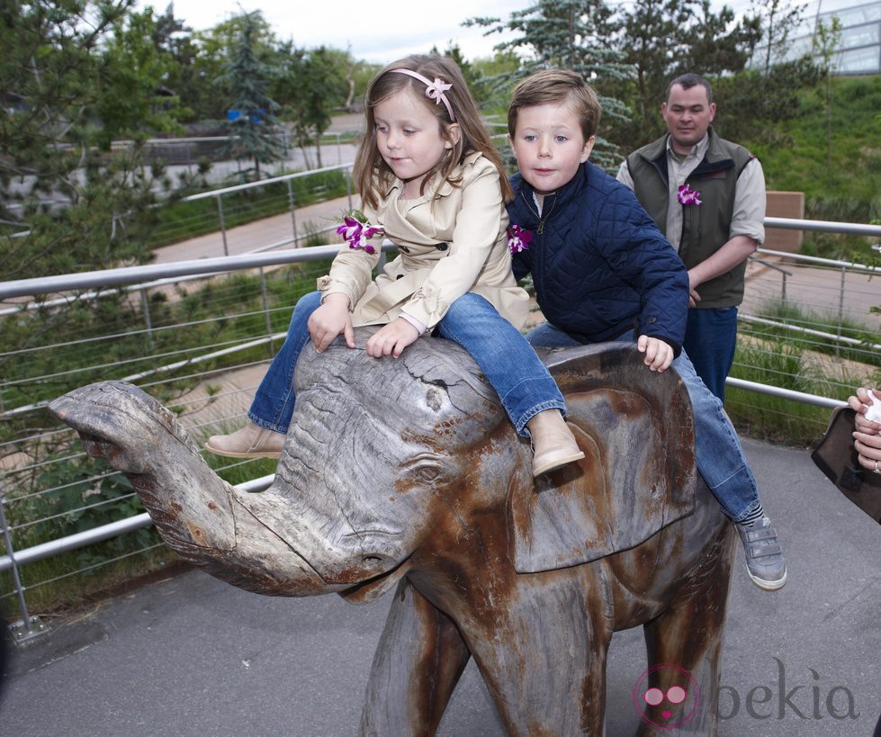 Isabel y Christian de Dinamarca en el zoo de Copenhague