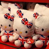 Hello Kitty también celebra el Jubileo de la Reina Isabel II