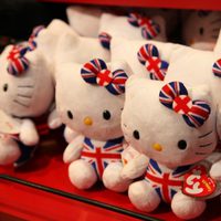 Hello Kitty también celebra el Jubileo de la Reina Isabel II