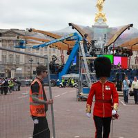 Un miembro de la guardia real británica frente a Buckingham Palace