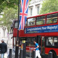 Un double decker felicita a la Reina Isabel II por su jubileo