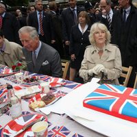 El Principe Carlos y Camilla en picnic de Picadilly por el 'Jubileo de Diamante'