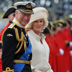 El Principe Carlos y Camilla en el desfile fluvial del Jubileo de la Reina