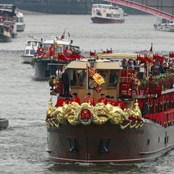 El barco de la Reina Isabel II durante el acto del Jubileo