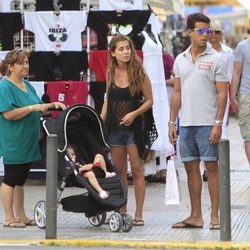 Elena Tablada con su novio Daniel Arigita y su hija Ella en Ibiza