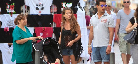 Elena Tablada con su novio Daniel Arigita y su hija Ella en Ibiza