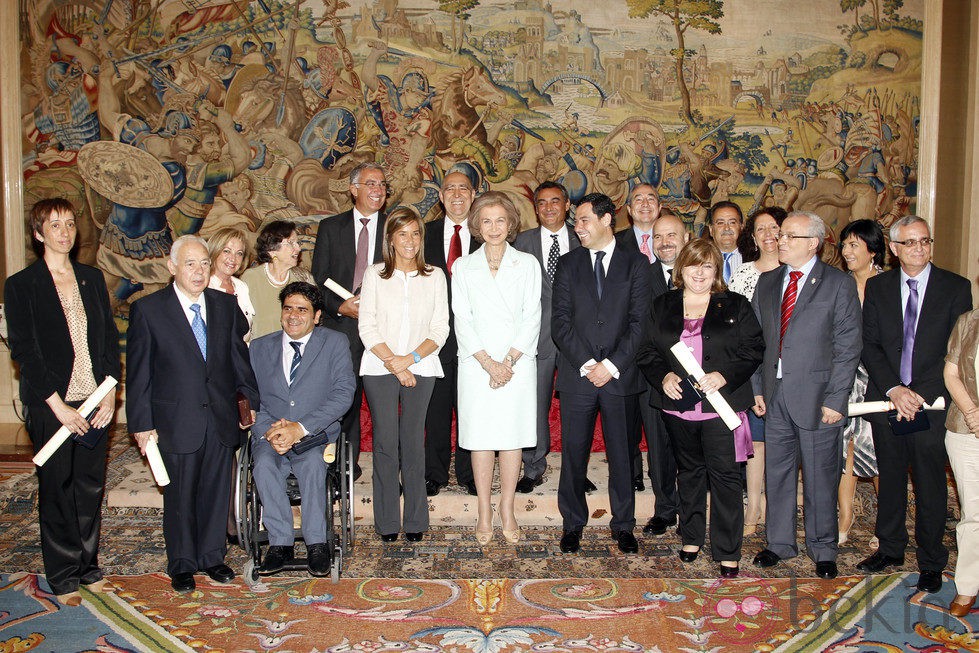 La Reina posa con los condecorados de la Orden Civil de la Solidaridad Social 2011