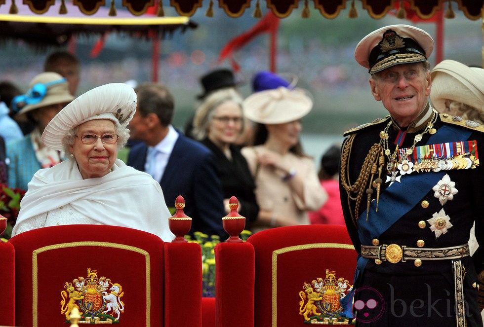 Isabel II y el Duque de Edimburgo en el desfile fluvial del Jubileo de Diamante