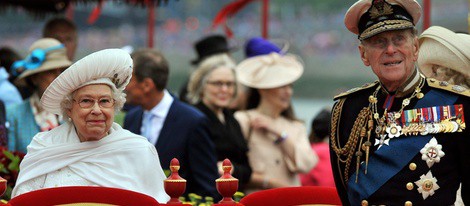 Isabel II y el Duque de Edimburgo en el desfile fluvial del Jubileo de Diamante