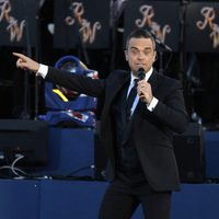 Robbie Williams en el concierto del Jubileo de Diamante de la Reina Isabel II