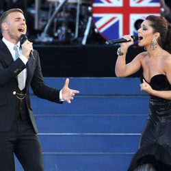 Gary Barlow y Cheryl Cole en el concierto del Jubileo de Diamante de la Reina Isabel II