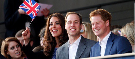 Beatriz de York, los Duques de Cambridge y el Príncipe Harry en el concierto del Jubileo