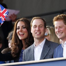 Beatriz de York, los Duques de Cambridge y el Príncipe Harry en el concierto del Jubileo